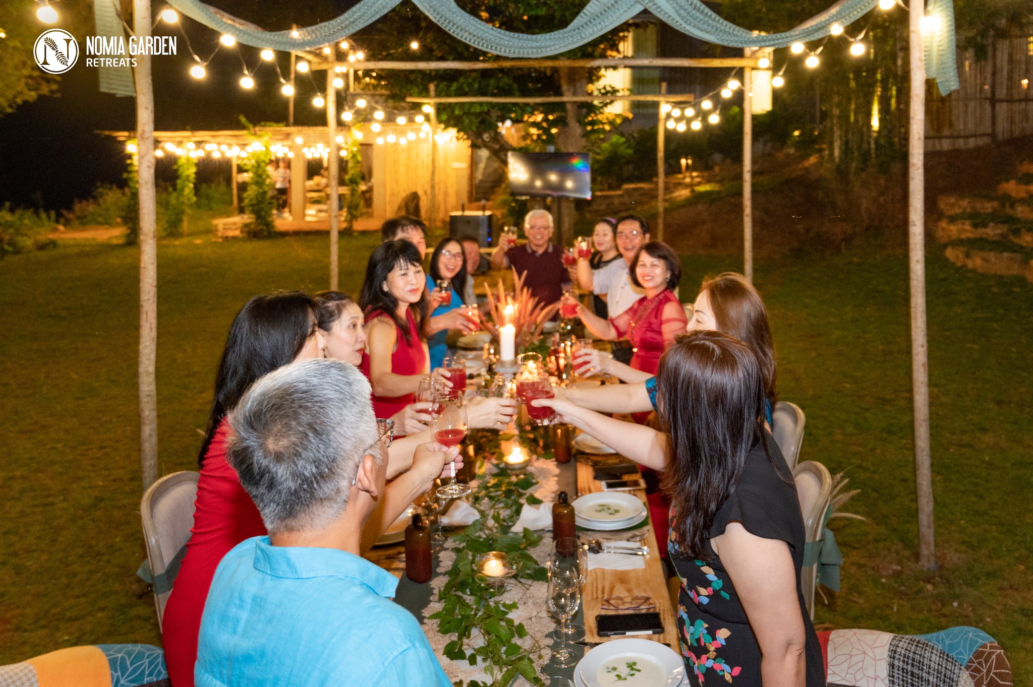 Bữa tối ấm &aacute;p c&ugrave;ng gia đ&igrave;nh, bạn b&egrave; v&agrave; người th&acirc;n