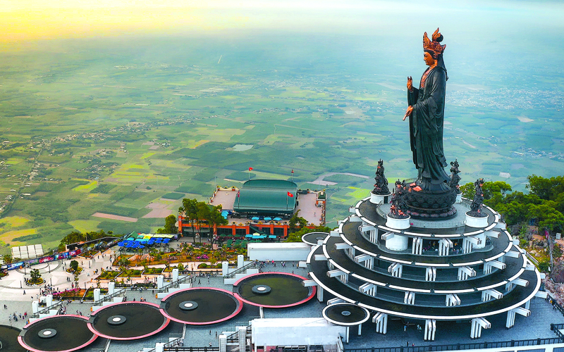 n&uacute;i b&agrave; đen