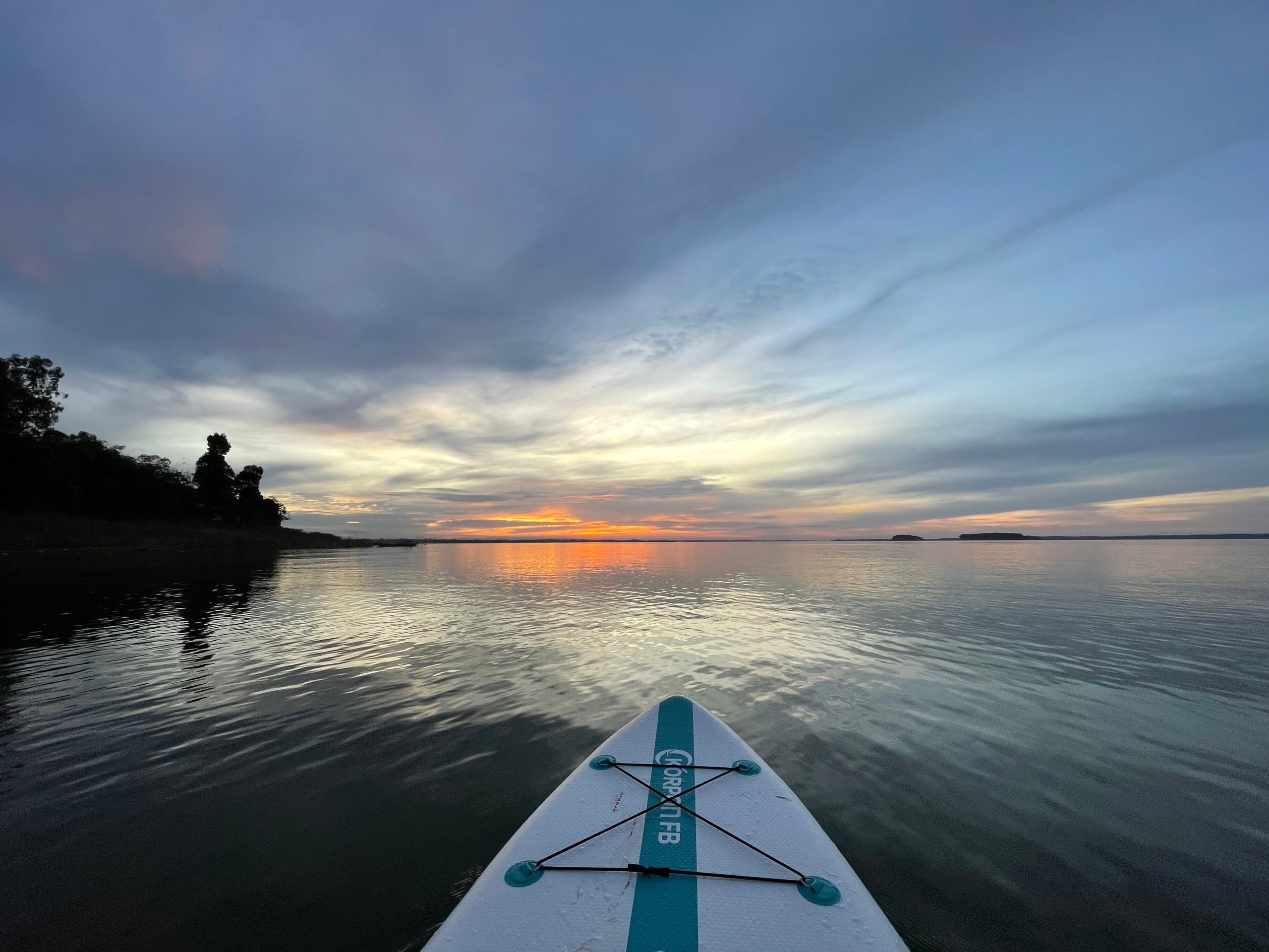 Ch&egrave;o SUP hoặc kayak tr&ecirc;n mặt hồ phẳng lặng