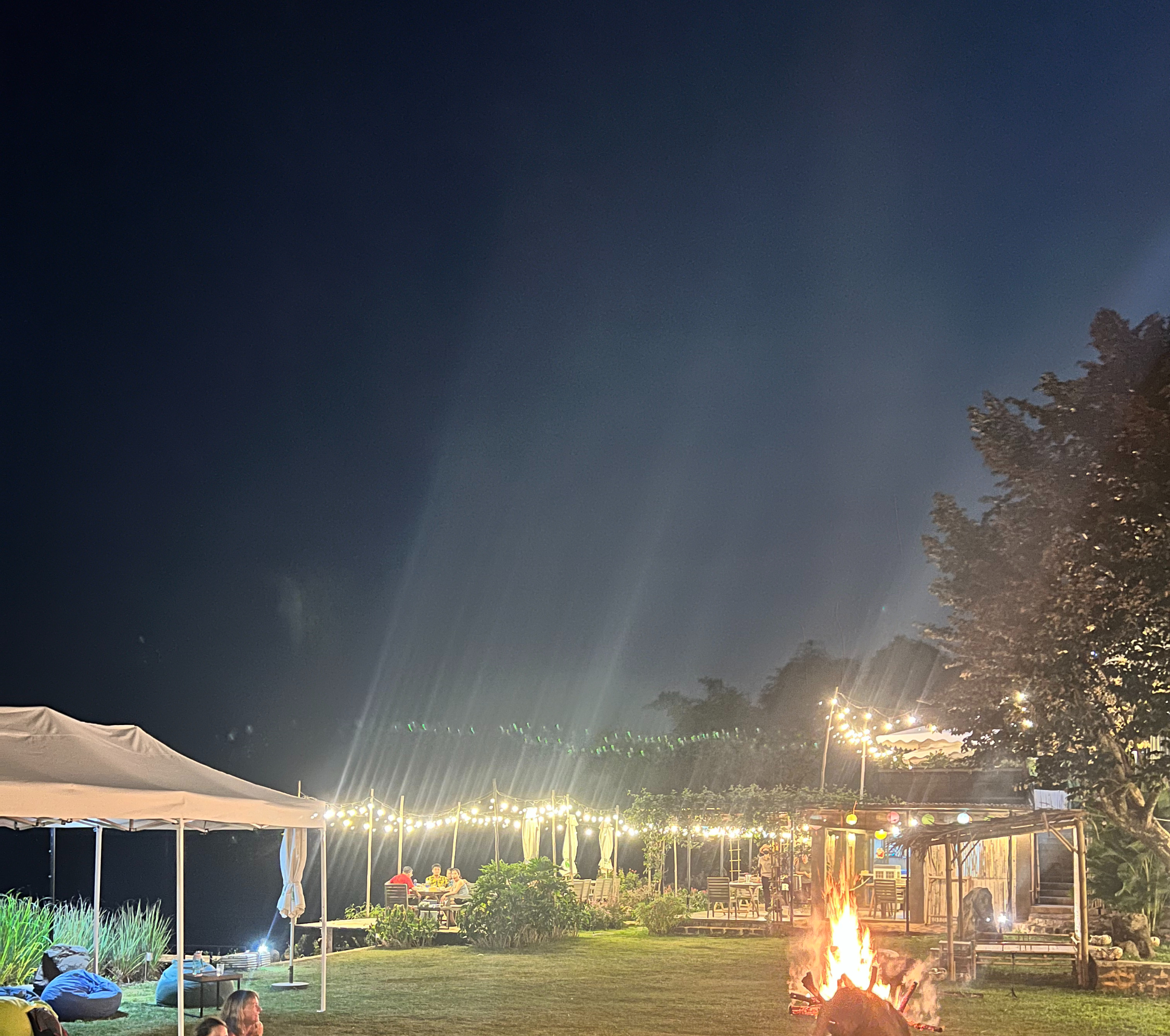 Ngắm sao b&ecirc;n cạnh chảo lửa trại tại Nomia Garden Retreats