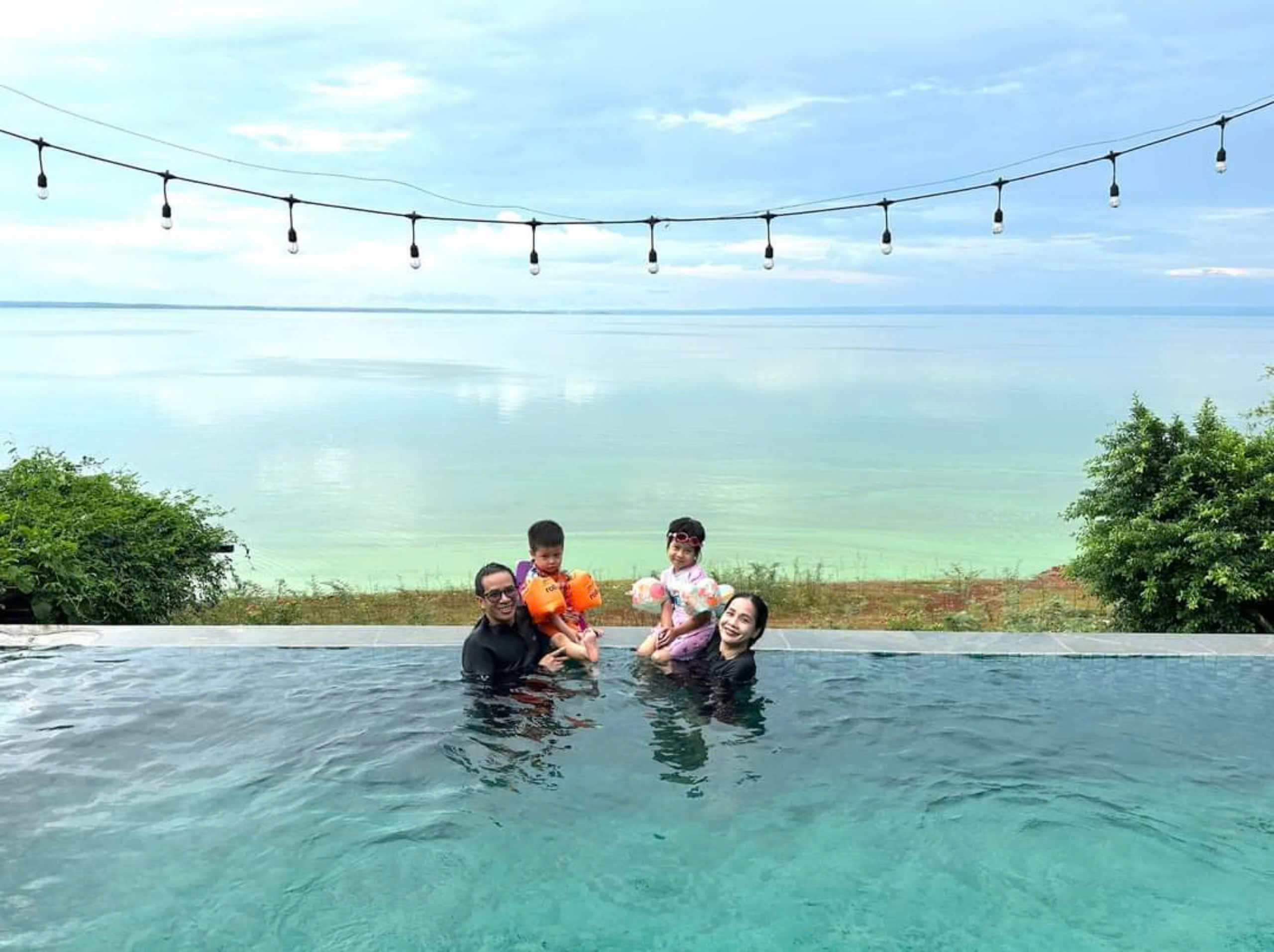 B&igrave;nh y&ecirc;n b&ecirc;n gia đ&igrave;nh nhỏ