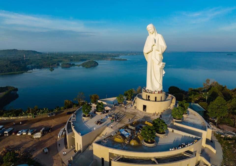 Đức Mẹ N&uacute;i C&uacute;i b&ecirc;n hồ Trị An