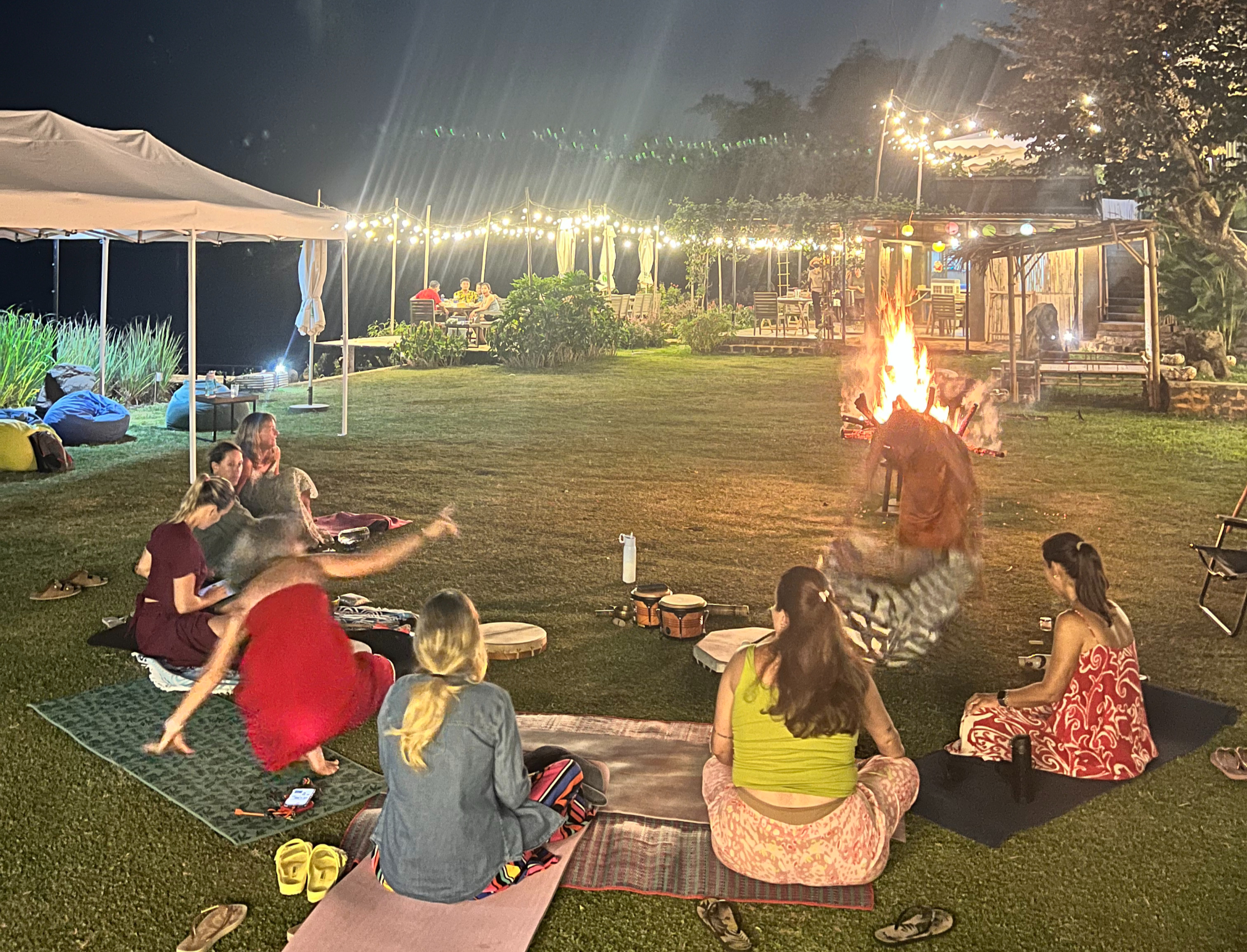 Lửa trại tại Nomia Garden Retreats - resort hồ Trị An